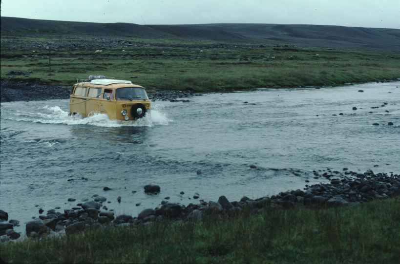 VW-Bus im
      Fluss