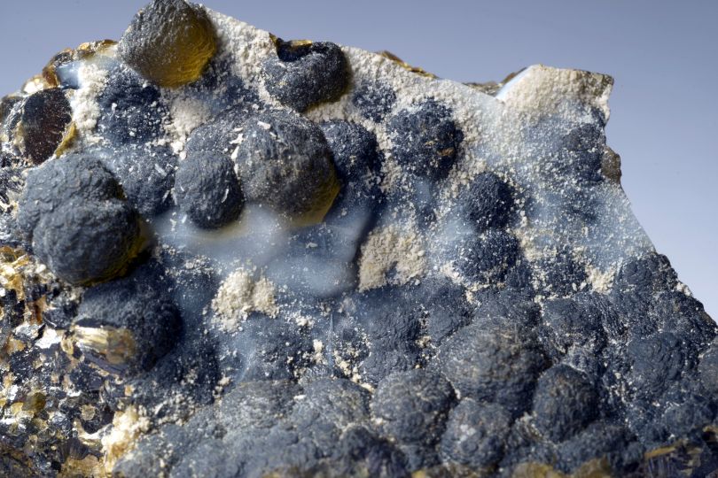 Opal
                auf Siderit