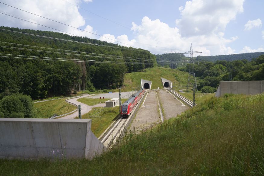 Blick auf die Portale der
          Falkenbergtunnel