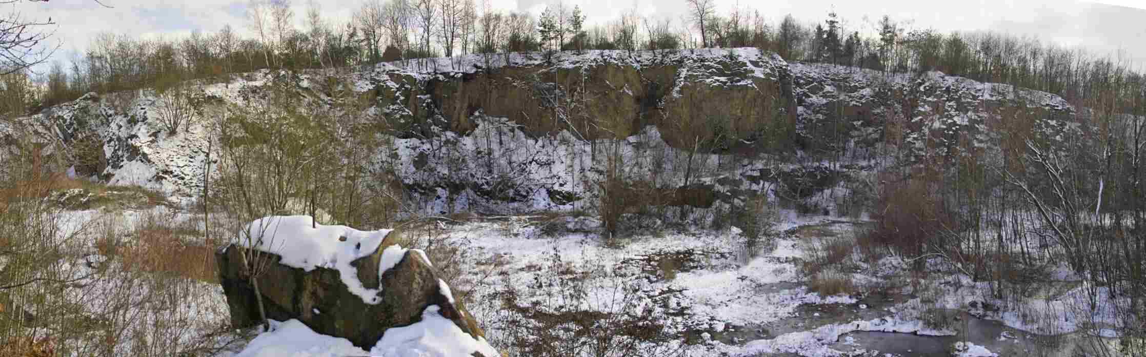 der Steinbruch im Wendelberg als
          Panoramafoto mit Schnee
