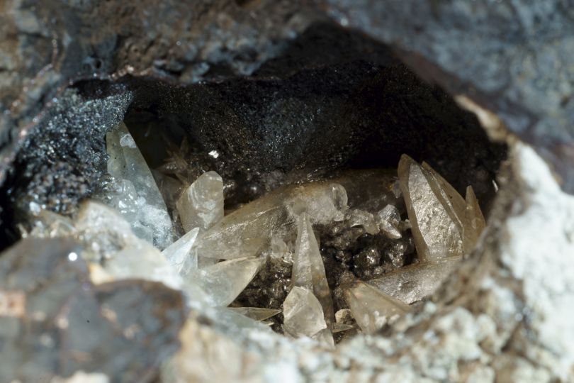 Calcit
                im Goethit