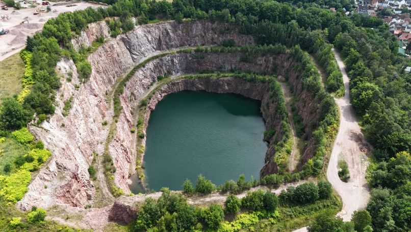 Der Steinbruch aus dem Flugzeug
