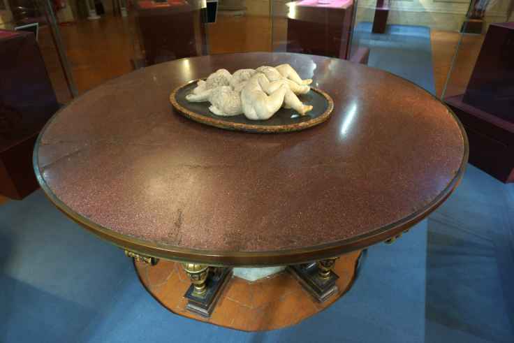 Tisch aus
            Porphyr